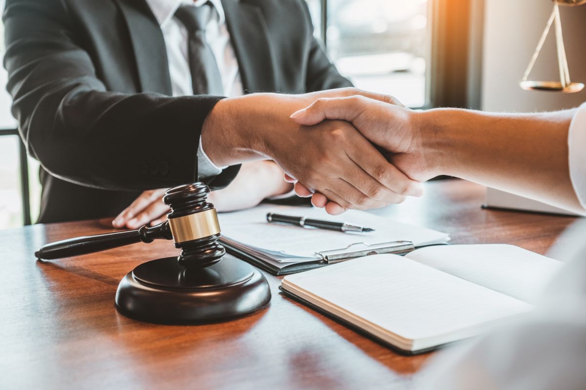 Selon le niveau des garanties souscrites, le contrat de protection juridique peut vous permettre de bénéficier de l'assistance d'un avocat